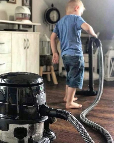 dítě uklízí vodním vysavačem hyla