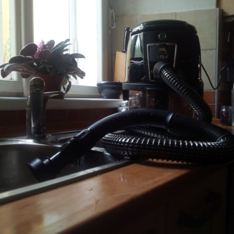 jednoduché čištění ucpaného umývadla vodním vysavačem hyla