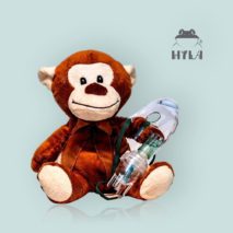hračka opice s inhalační maskou a astma