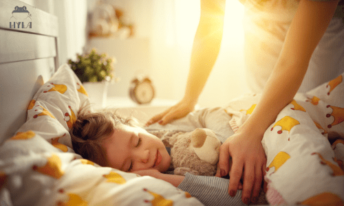 Dítě klidně spí s maminkou a hylou