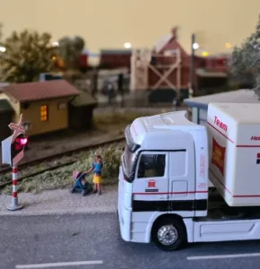 modely vláčků přejezd kamion