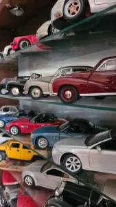 osvětlená skleněná vitrína na modely autíček