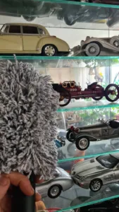 údržba vitríny s modely autíček odsávaná prachovka s mikrovláknem Hyla